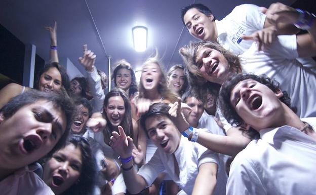 Atan al novio a un árbol vestido con un 'penekini'