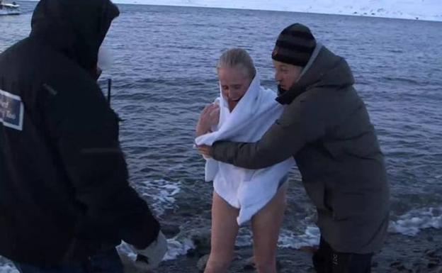 Mercedes Milá se desnuda con Calleja tras bañarse en el Ártico
