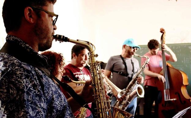 'Sol negro', baile a ritmo de Swing