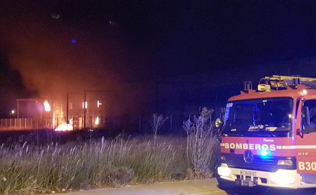 Arde un almacén de neumáticos en Zarandona