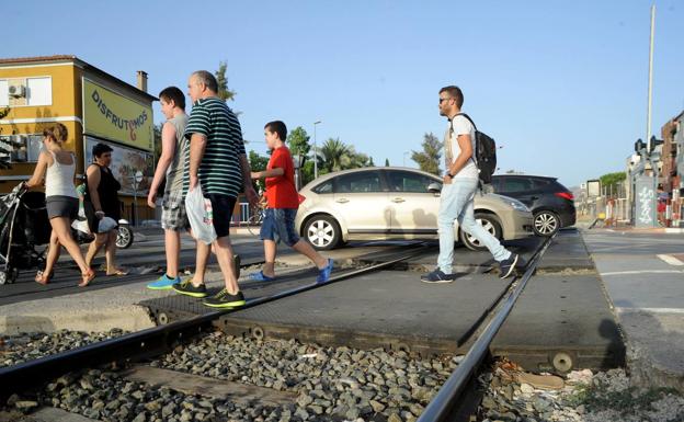 Adif cerrará definitivamente los pasos a nivel de Los Garres y de Santiago el Mayor este año