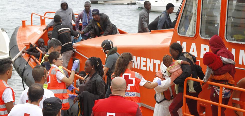 Interceptan una patera con 11 inmigrantes a bordo a dos millas de la costa de Cartagena