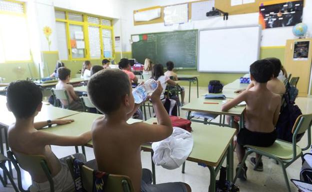 La Comunidad cede a la presión y fija un plan para aclimatar las aulas con trece millones