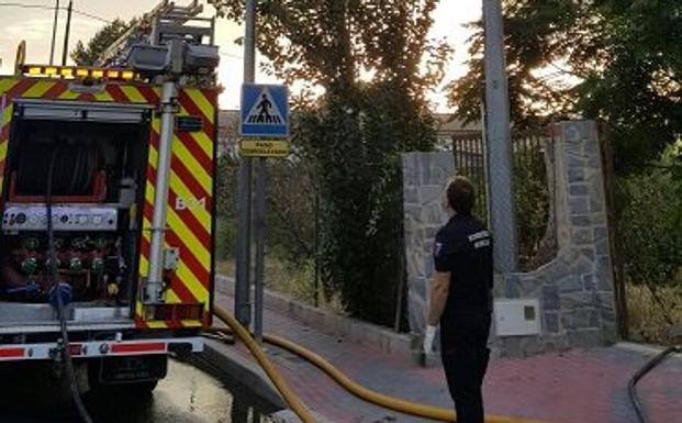 Bomberos trabajan en la extinción de un incendio en un huerto del Camino del Badén