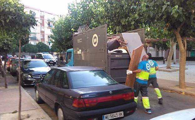 Retiran del barrio de La Paz más de 5.000 kilos de grandes enseres, escombros y chatarra