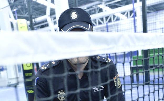 El policía que reanimó a un jugador de pádel: «Le di un abrazo y nos emocionamos»