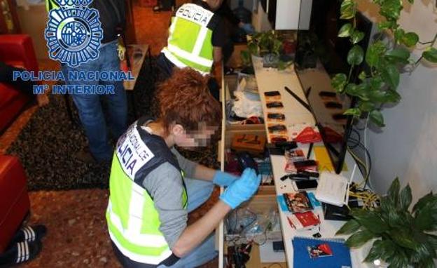 Varios detenidos en Murcia por cometer más de 2.000 estafas traficando con móviles de alta gama