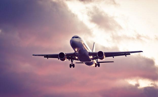 Una supersticiosa lanza monedas al reactor de un avión y retrasa el vuelo