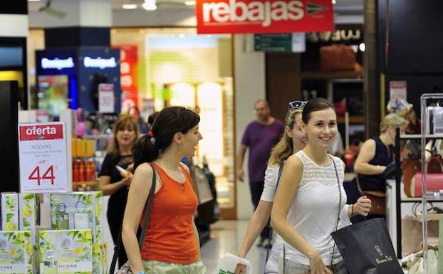 Consumur advierte que en rebajas hay que comprar «solo lo realmente necesario»