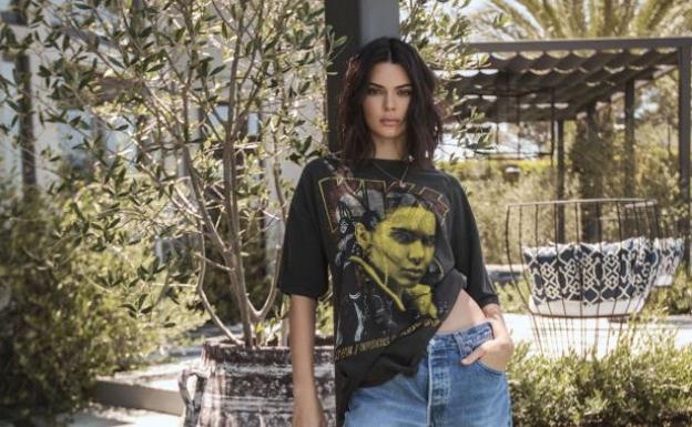 Kendall y Kylie Jenner utilizan sin permiso la imagen de iconos de la música para lucrarse