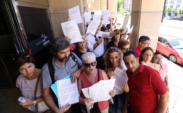 Presentan cientos de firmas en contra del cierre de camas y consultorios del SMS este verano