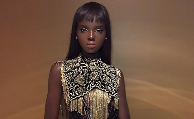 ¿Es una persona o una muñeca?