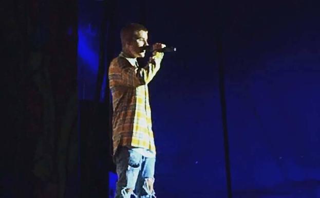 Justin Bieber va de resaca a un concierto