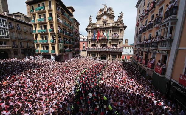 Pamplona ondea la ikurriña en el chupinazo de los Sanfermines