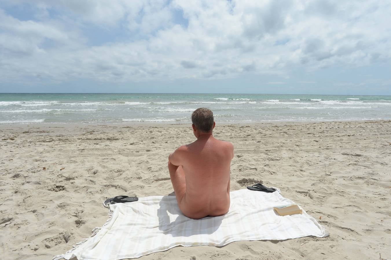 Los usuarios de las playas reciben con protestas la nueva ordenanza municipal