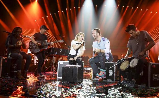 Shakira y Chris Martin cantan juntos por primera vez