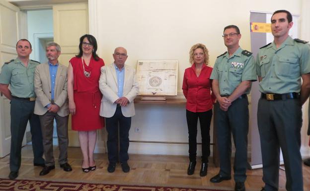 La Guardia Civil de Murcia entrega al Archivo leonés un pergamino de Sancho IV