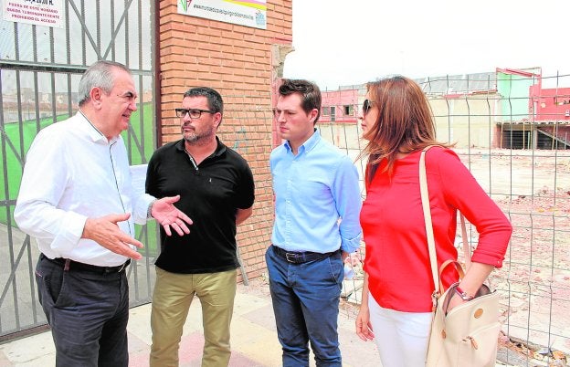 El alcalde critica la falta de apoyo de la Comunidad para levantar el pabellón