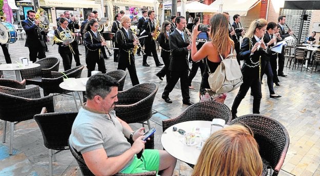 La música de tres bandas da ambiente a la Glorieta