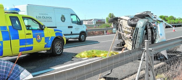 Fallece una mujer al volcar el coche en el que viajaba en la autovía A-7