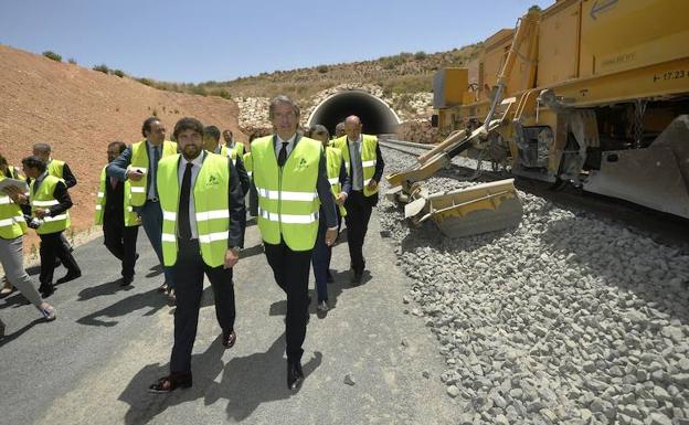 El ministro asegura que el AVE estará en pruebas a final de año