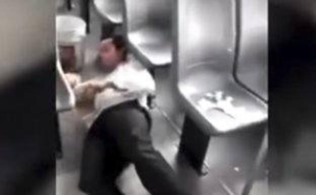 Lo pillan fumando marihuana y simula un ataque epiléptico