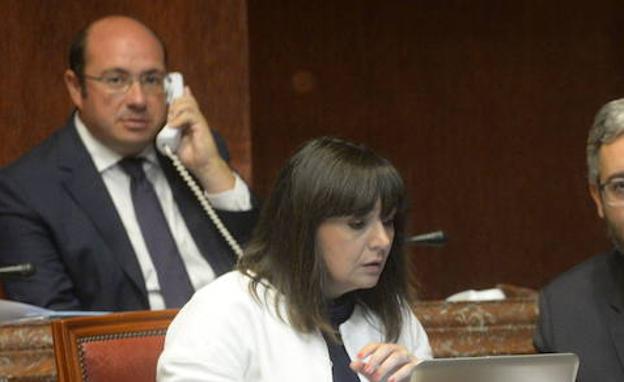 La oposición en la Asamblea tacha de «vergüenza» el apoyo a Sánchez por parte de la cúpula del PP