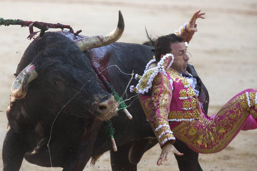 Rafaelillo abre la puerta grande en Pamplona tras enfrentarse a los 'miuras'