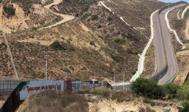 Trump recula y dice que no hace falta un muro que cubra toda la frontera con México