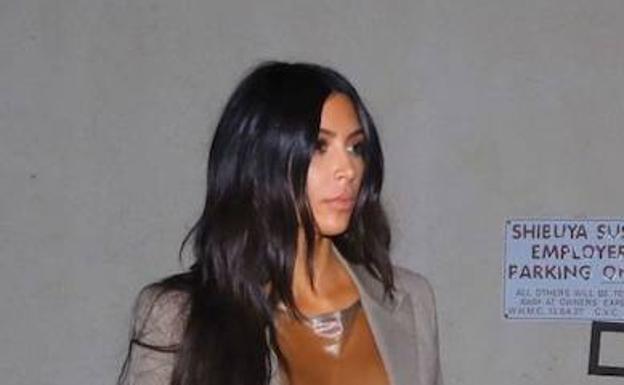 Kim Kardashian escandaliza con un vestido de plástico