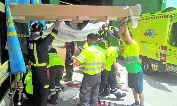 Fallece un camionero tras caerle encima unos palés en Molina
