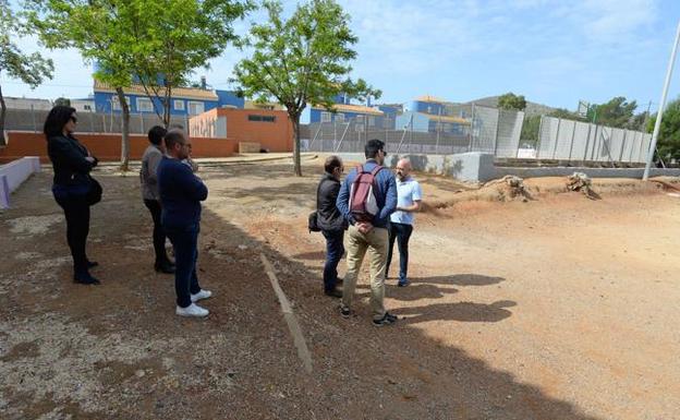 El Llano se movilizará si el suelo del colegio sigue sin limpiar en septiembre