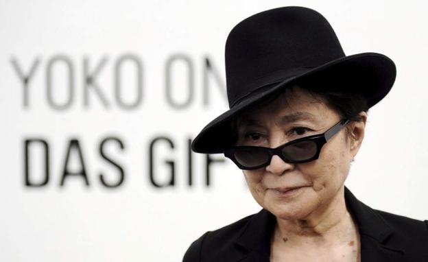 El juez da la razón a Yoko Ono, que demandó a Heineken por la marca John Lemon