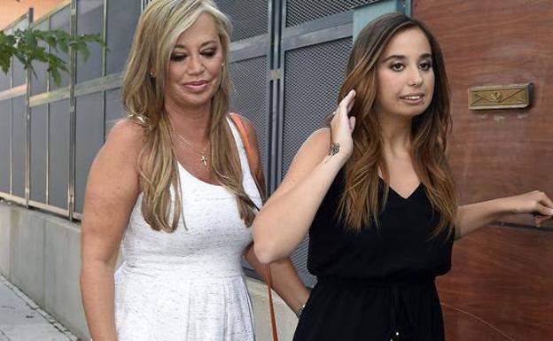 Andrea pide a su madre que la proteja