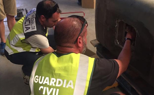 Cae una banda que ocultaba droga en los depósitos de combustible para introducirla en la Peninsula