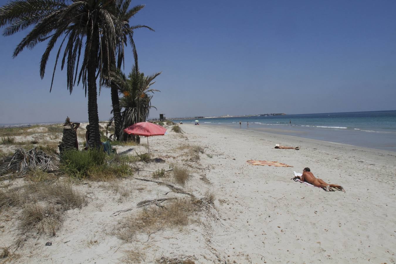 La aplicación de la ordenanza arranca sin multas para los nudistas en San Pedro