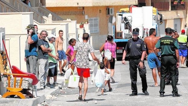 Cuatro familias de okupas hacen las maletas tras la refriega con los vecinos en Fortuna