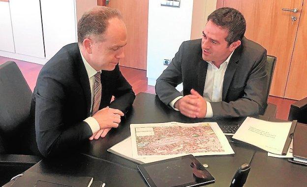 Urgen a Adif a sacar las vías de la calle Mayor