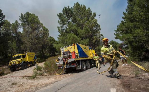 Medios aéreos de la Región acuden a extinguir el incendio de Yeste