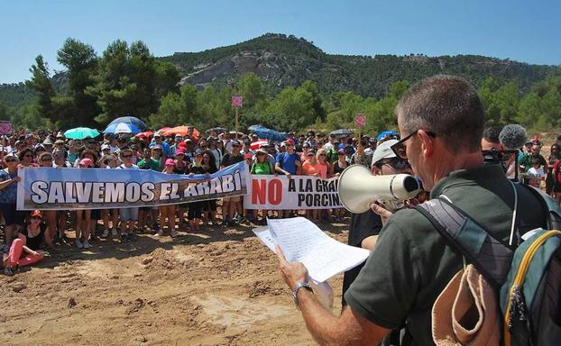 Marcha vecinal contra las granjas de cerdos en el Monte Arabí