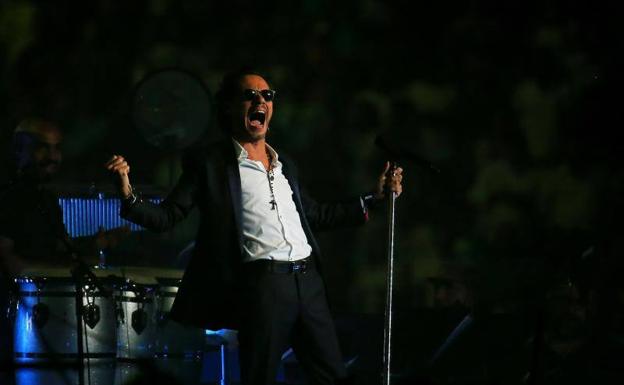 Marc Anthony cantó en el Clásico tras anunciar la muerte de su madre