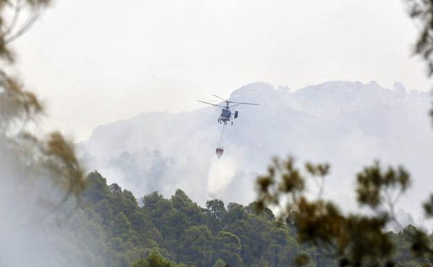 La Comunidad ofrece al Gobierno manchego todos sus recursos para combatir el incendio de Yeste