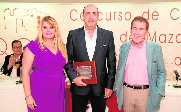 Miguel Sánchez Robles recoge el premio del concurso de cuentos 'Villa de Mazarrón'