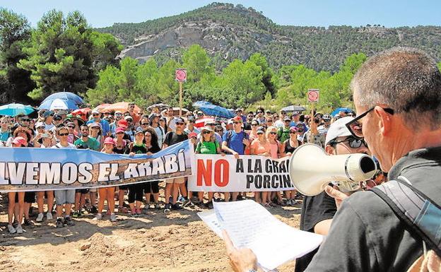 El alcalde pide el apoyo de la Asamblea Regional para frenar la granja de cerdos