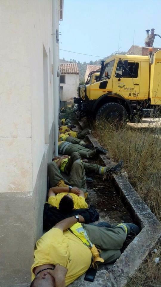 La foto que muestra el agotamiento de los héroes que luchan contra el fuego en Yeste