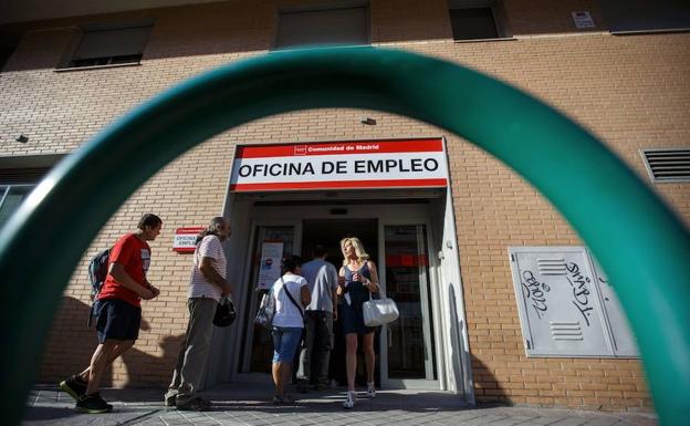 El paro cae en 26.887 personas en julio y la afiliación recupera niveles de 2008