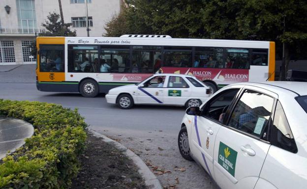 Estrella su taxi en Jaén para evitar que le agrediesen con una navaja