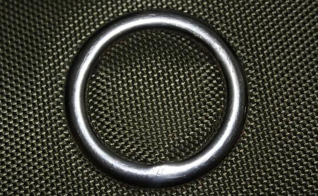 Los bomberos cortan un anillo sexual del pene a un hombre