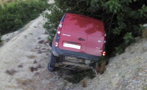 Tres heridos leves al empotrarse un coche contra una furgoneta