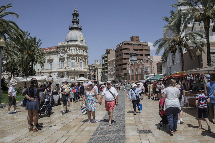 Gran ambiente en el centro de Cartagena tras la llegada de 5.660 cruceristas